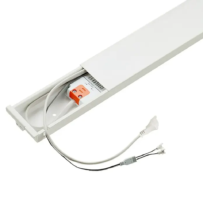 Elfa Décor+ by Elfa Kabelbox - L x B x H: 7,6 x 60 x 3,2 cm, Weiß - Innenraumaufnahme einer weißen LED-Lichtleiste mit sichtbarem Netzteil und Kabeln, ideal für die Küchenbeleuchtung.