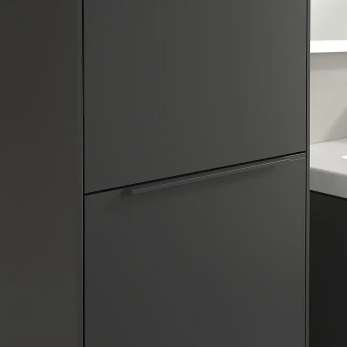 Villeroy & Boch Subway 3.0 Hochschrank - B x T x H: 40 x 36,2 x 171 cm, 1x Klappe mit Wäschekorb, 1x Tür, Graphite, Farbe Griff: Graphite, DIN Anschlag: Links - Nahaufnahme eines modernen grauen Badezimmerschranks mit minimalistischem Griff, der ein elegantes und funktionales Designelement hervorhebt.
