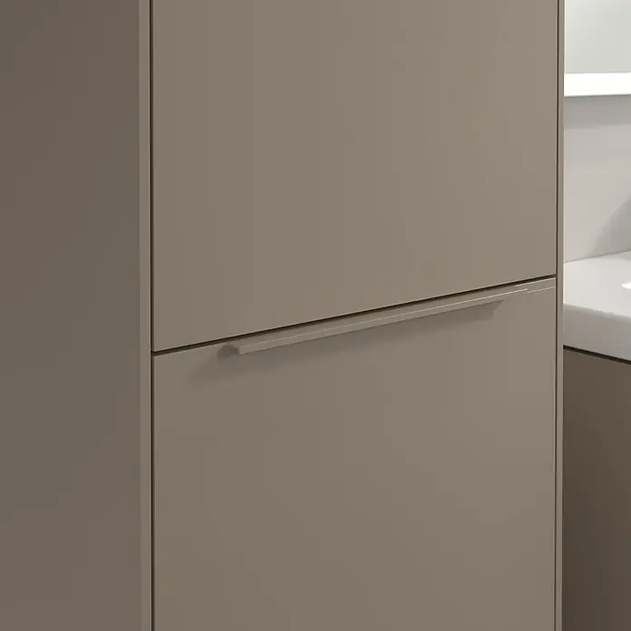 Villeroy & Boch Subway 3.0 Hochschrank - B x T x H: 40 x 36,2 x 171 cm, 1x Klappe mit Wäschekorb, 1x Tür, Taupe, Farbe Griff: Taupe, DIN Anschlag: Links - Nahaufnahme eines modernen Badezimmerschranks mit Griff, der ein minimalistisches Design und Funktionalität zeigt.