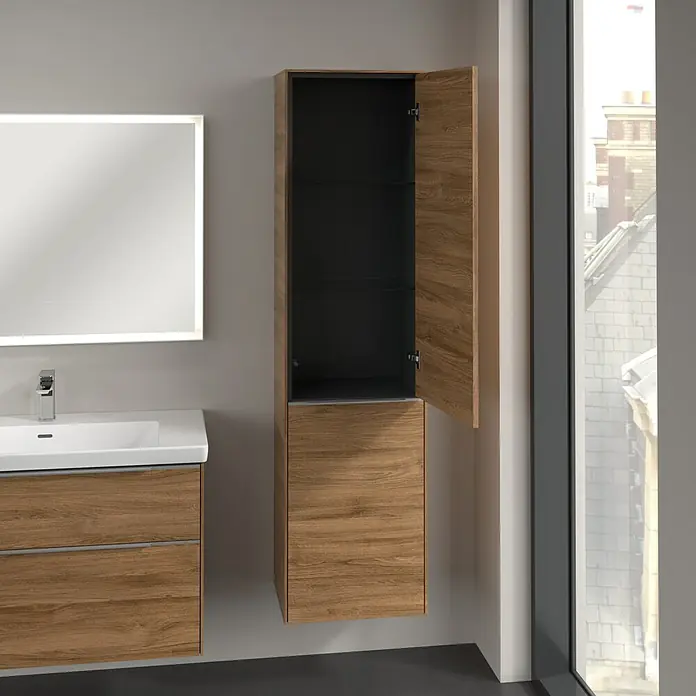 Villeroy & Boch Subway 3.0 Hochschrank - B x T x H: 40 x 36,2 x 171 cm, 1x Klappe mit Wäschekorb, 1x Tür, Kansas Oak, Farbe Griff: Aluminium glänzend, DIN Anschlag: Rechts - Badezimmer-Szene mit einem modernen Waschtischunterschrank in Holzoptik und einem passenden hochwandigen Hängeschrank.