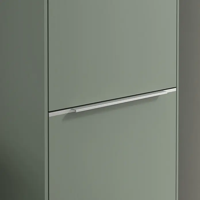 Villeroy & Boch Subway 3.0 Hochschrank - B x T x H: 40 x 36,2 x 171 cm, 1x Klappe mit Wäschekorb, 1x Tür, Soft Green, Farbe Griff: Aluminium glänzend, DIN Anschlag: Rechts - Nahaufnahme eines modernen, grünen Schranks mit einem eleganten, silbernen Griff, der das minimalistische Design betont.