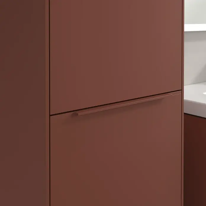 Villeroy & Boch Subway 3.0 Hochschrank - B x T x H: 40 x 36,2 x 171 cm, 1x Klappe mit Wäschekorb, 1x Tür, Wine Red, Farbe Griff: Wine Red, DIN Anschlag: Links - Nahaufnahme eines modernen, rotbraunen Badezimmerschranks mit minimalistischem Griffdesign, das eine elegante und funktionale Stauraumlösung zeigt.