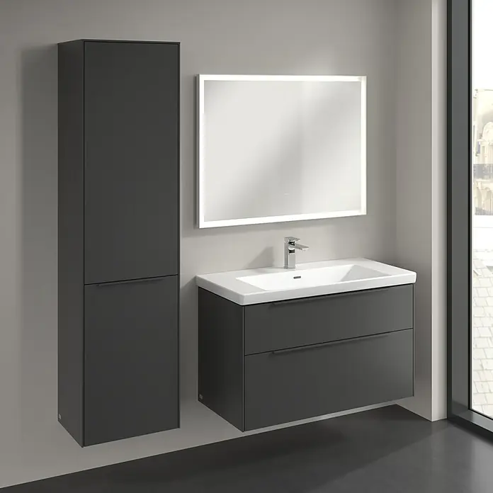 Villeroy & Boch Subway 3.0 Hochschrank - B x T x H: 40 x 36,2 x 171 cm, 1x Klappe mit Wäschekorb, 1x Tür, Graphite, Farbe Griff: Graphite, DIN Anschlag: Links - Ein modernes Badezimmer-Ensemble mit einem grauen Waschtischunterschrank, einem Spiegelschrank und einem Hochschrank.