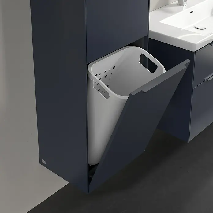 Villeroy & Boch Subway 3.0 Hochschrank - B x T x H: 40 x 36,2 x 171 cm, 1x Klappe mit Wäschekorb, 1x Tür, Marine Blue, Farbe Griff: Marine Blue, DIN Anschlag: Links - Badezimmerschrank mit integriertem Wäschekorb. Der Schrank ist dunkelblau und der Wäschekorb ist weiß. Praktische Lösung für das Bad.