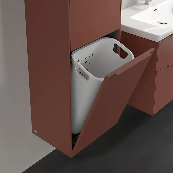 Villeroy & Boch Subway 3.0 Hochschrank - B x T x H: 40 x 36,2 x 171 cm, 1x Klappe mit Wäschekorb, 1x Tür, Wine Red, Farbe Griff: Wine Red, DIN Anschlag: Links - Badezimmereinrichtung mit Waschbecken und braunem Schrank, der eine ausziehbare Wäschetonne beinhaltet. Praktische Badmöbel.