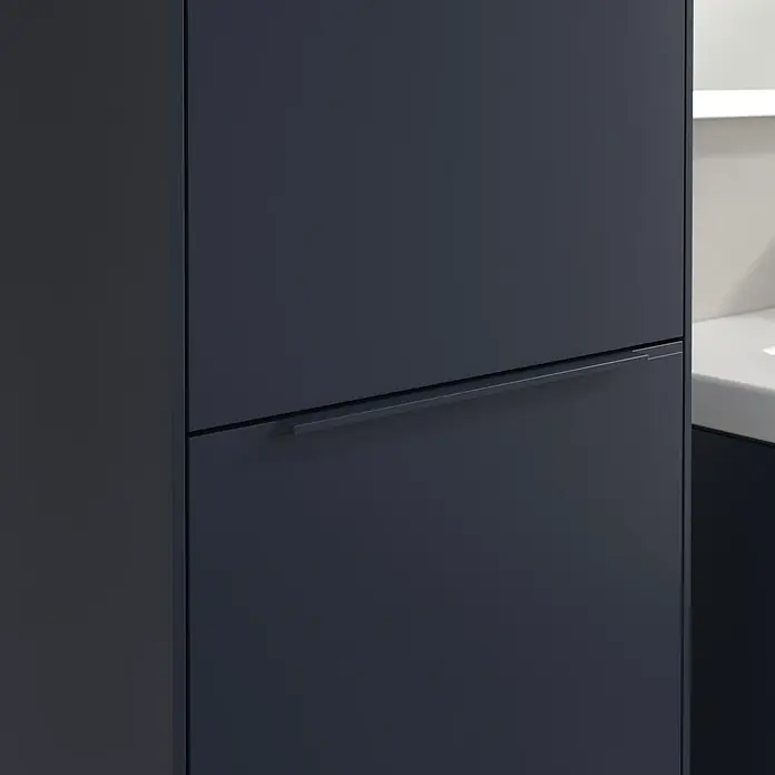 Villeroy & Boch Subway 3.0 Hochschrank - B x T x H: 40 x 36,2 x 171 cm, 1x Klappe mit Wäschekorb, 1x Tür, Marine Blue, Farbe Griff: Marine Blue, DIN Anschlag: Links - Nahaufnahme von eleganten, marineblauen Badschränken mit schlanken Griffen, die modernes Design und Funktionalität vereinen.