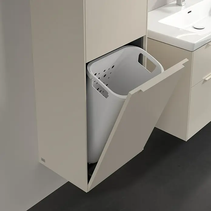 Villeroy & Boch Subway 3.0 Hochschrank - B x T x H: 40 x 36,2 x 171 cm, 1x Klappe mit Wäschekorb, 1x Tür, Cashmere Grey, Farbe Griff: Cashmere Grey, DIN Anschlag: Links - Einbauschrank mit ausziehbarer Wäschetonne. Der weiße Wäschekorb ist in einem beigen Badezimmerschrank integriert. Praktische Badezimmereinrichtung.
