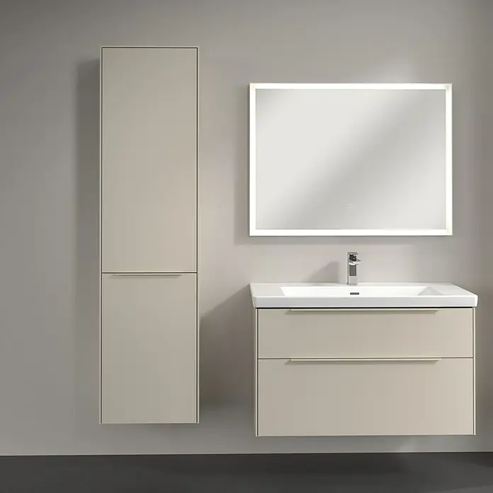Villeroy & Boch Subway 3.0 Hochschrank - B x T x H: 40 x 36,2 x 171 cm, 1x Klappe mit Wäschekorb, 1x Tür, Cashmere Grey, Farbe Griff: Cashmere Grey, DIN Anschlag: Links - Ein modernes Badezimmer-Set mit einem Waschbeckenunterschrank mit Schubladen, einem beleuchteten Spiegel und einem Hochschrank in Beige.
