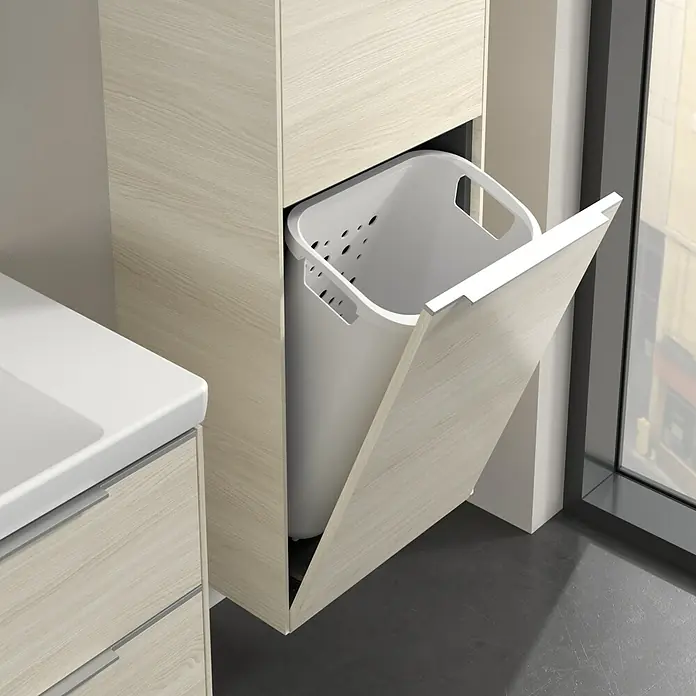 Villeroy & Boch Subway 3.0 Hochschrank - B x T x H: 40 x 36,2 x 171 cm, 1x Klappe mit Wäschekorb, 1x Tür, White Oak, Farbe Griff: Aluminium glänzend, DIN Anschlag: Rechts - Bild eines Badezimmerschranks mit einer Kipptür, hinter der sich ein Wäschekorb befindet. Das Design ist modern und platzsparend.