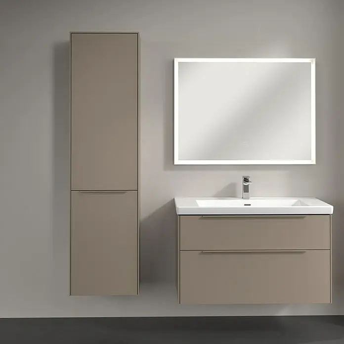 Villeroy & Boch Subway 3.0 Hochschrank - B x T x H: 40 x 36,2 x 171 cm, 1x Klappe mit Wäschekorb, 1x Tür, Taupe, Farbe Griff: Taupe, DIN Anschlag: Links - Ein modernes Badezimmer-Set in Taupe, bestehend aus einem Waschbeckenunterschrank mit zwei Schubladen, einem Hochschrank und einem beleuchteten Spiegel.
