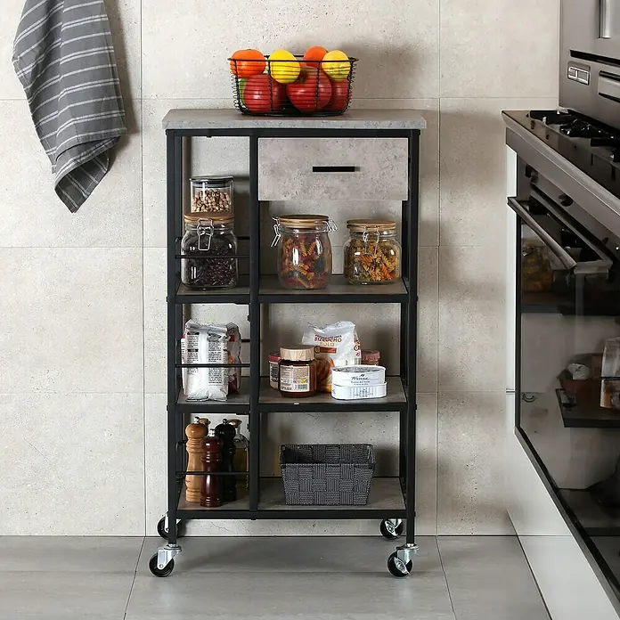 Versa Carro de cocina - L x An x Al: 50 x 37 x 89,5 cm, Gris - Un carro de cocina con múltiples estantes y un cajón, lleno de alimentos y utensilios, se encuentra en una cocina.