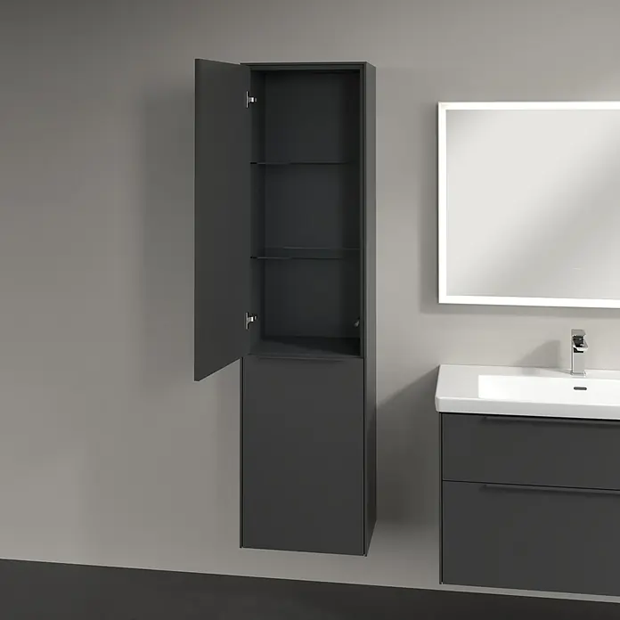 Villeroy & Boch Subway 3.0 Hochschrank - B x T x H: 40 x 36,2 x 171 cm, 1x Klappe mit Wäschekorb, 1x Tür, Graphite, Farbe Griff: Graphite, DIN Anschlag: Links - Aufnahme eines modernen Badezimmersets mit einem offenen, grauen Hängeschrank mit Glasböden neben einem Waschtisch.