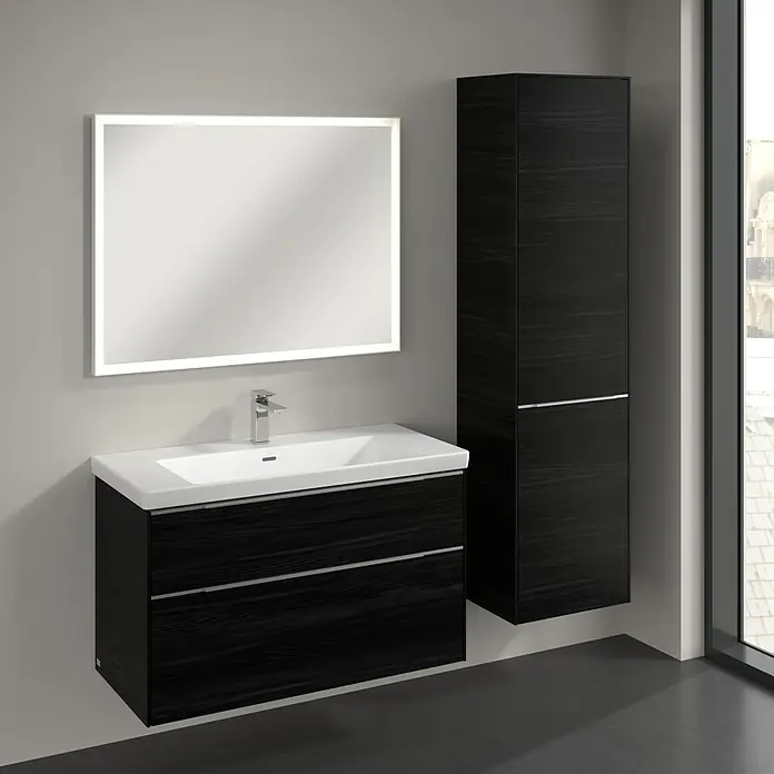 Villeroy & Boch Subway 3.0 Hochschrank - B x T x H: 40 x 36,2 x 171 cm, 1x Klappe mit Wäschekorb, 1x Tür, Black Oak, Farbe Griff: Aluminium glänzend, DIN Anschlag: Rechts - Elegantes Badezimmer-Ensemble mit Waschtischunterschrank, Aufsatzwaschbecken, beleuchtetem Spiegel und Hochschrank in dunklem Holzdesign.