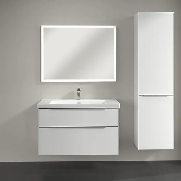 Villeroy & Boch Subway 3.0 Hochschrank - B x T x H: 40 x 36,2 x 171 cm, 1x Klappe mit Wäschekorb, 1x Tür, Brilliant White, Farbe Griff: Aluminium glänzend, DIN Anschlag: Rechts - Das Bild zeigt ein modernes Badezimmer-Ensemble mit einem Waschtischunterschrank in Weiß, einem beleuchteten Spiegel und einem passenden Hochschrank.