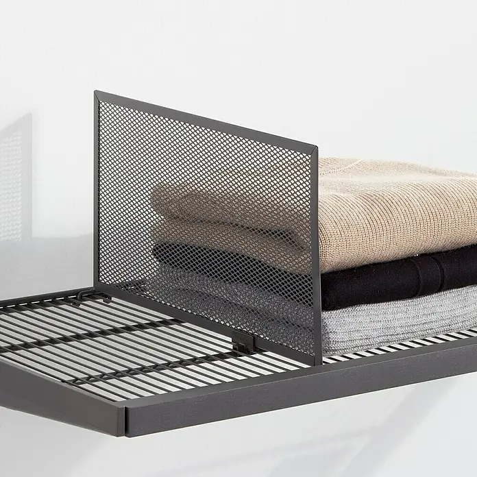 Elfa Décor+ by Elfa Regal trenner - L x B x H: 38 x 4 x 20 cm, Grau matt - Draufsicht auf ein Regal mit Mesh-Fach und gefalteter Kleidung. Ein praktisches Aufbewahrungssystem für Kleidung.
