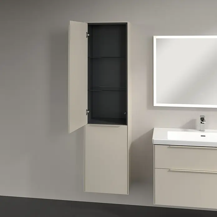Villeroy & Boch Subway 3.0 Hochschrank - B x T x H: 40 x 36,2 x 171 cm, 1x Klappe mit Wäschekorb, 1x Tür, Cashmere Grey, Farbe Griff: Cashmere Grey, DIN Anschlag: Links - Badezimmer-Interieur mit einem hochschrank mit offener Tür, der Ablagefächer zeigt, neben einem Waschbecken mit Spiegel.