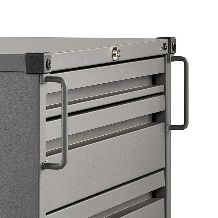 Elfa Garage+ by Elfa Griff für Unterschrank - L x B x H: 3,5 x 2,3 x 14,5 cm, Metall - Nahaufnahme eines grauen Elfa Schubladenelements mit Griffen und Schloss, ideal zur Aufbewahrung.