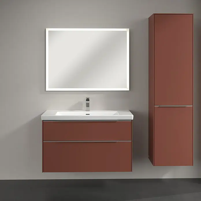 Villeroy & Boch Subway 3.0 Hochschrank - B x T x H: 40 x 36,2 x 171 cm, 1x Klappe mit Wäschekorb, 1x Tür, Wine Red, Farbe Griff: Aluminium glänzend, DIN Anschlag: Rechts - Modernes Badezimmer-Ensemble mit Waschtischunterschrank in Braun, Aufsatzwaschbecken, beleuchtetem Spiegel und Hochschrank.