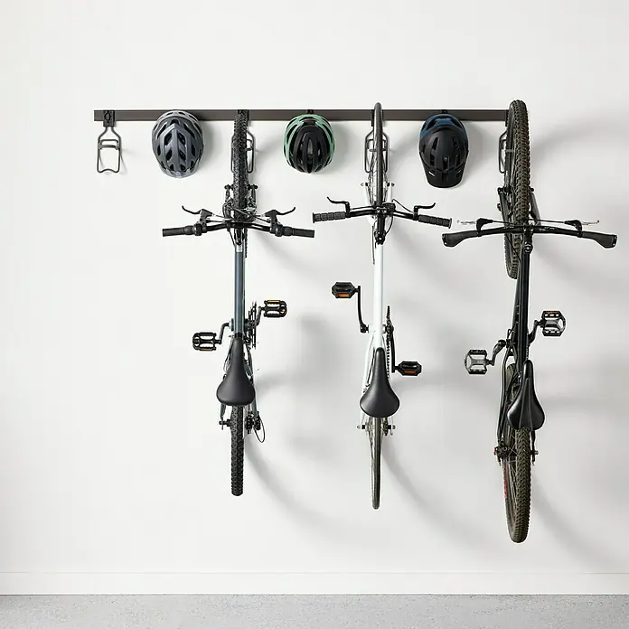 Elfa Garage+ by Elfa Fahrradhaken - L x B x H: 14,3 x 9,8 x 27,5 cm - An der Wand montierter Fahrradständer mit drei Fahrrädern und drei Helmen, der eine organisierte Aufbewahrungslösung für Fahrräder bietet.