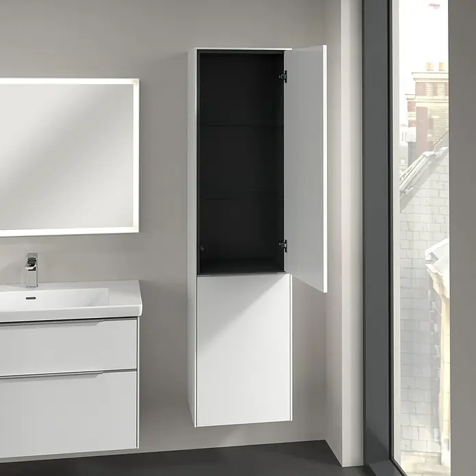 Villeroy & Boch Subway 3.0 Hochschrank - B x T x H: 40 x 36,2 x 171 cm, 1x Klappe mit Wäschekorb, 1x Tür, Brilliant White, Farbe Griff: Aluminium glänzend, DIN Anschlag: Rechts - Ein weißer, hochwandiger Badezimmerschrank mit offener Tür zeigt das dunkle Innere und die Glasböden des Schranks.