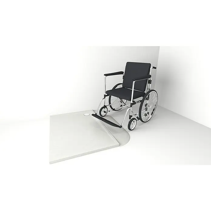 Dusch-Rampe Velto - L x B x H: 104 x 26 x 3,5 cm, White Stone - Ein Rollstuhl mit schwarzem Sitz und Rückenlehne steht neben einer weißen, ebenen Duschwanne in einer Ecke.