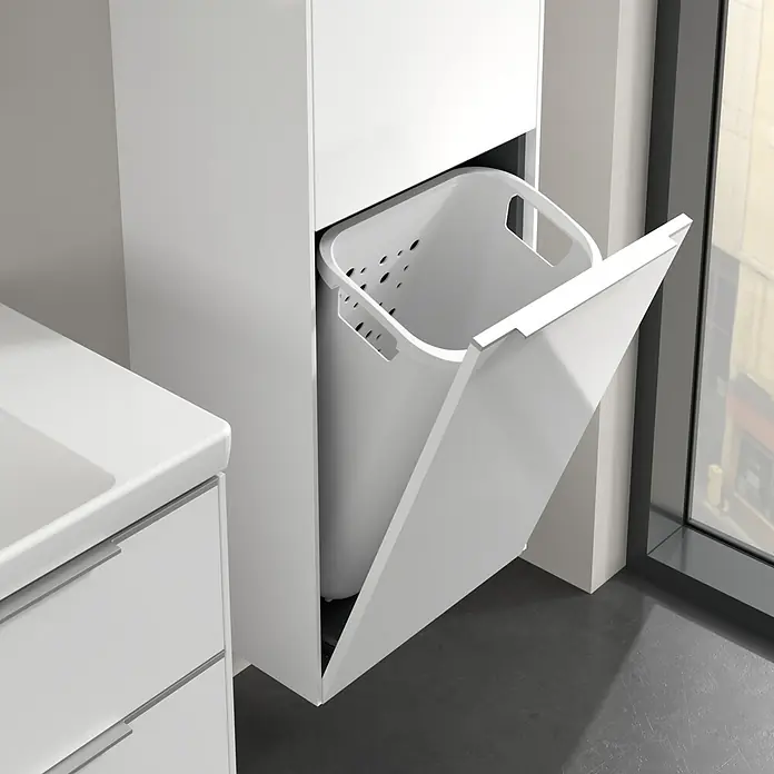 Villeroy & Boch Subway 3.0 Hochschrank - B x T x H: 40 x 36,2 x 171 cm, 1x Klappe mit Wäschekorb, 1x Tür, Brilliant White, Farbe Griff: Aluminium glänzend, DIN Anschlag: Rechts - Weißer, eingebauter Wäschekorb mit Kippfach in einem modernen Badezimmer. Er bietet eine stilvolle und praktische Lösung für die Wäscheaufbewahrung.