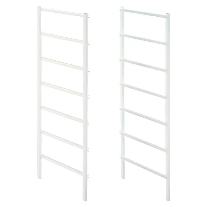 Elfa Classic by Elfa Seitenteil für Korbregalsystem - L x B x H: 44 x 2 x 74 cm, Weiß - Das Bild zeigt einen weißen, offenen Schuhschrank mit mehreren Regalen. Der Schuhschrank ist modern und minimalistisch gestaltet.