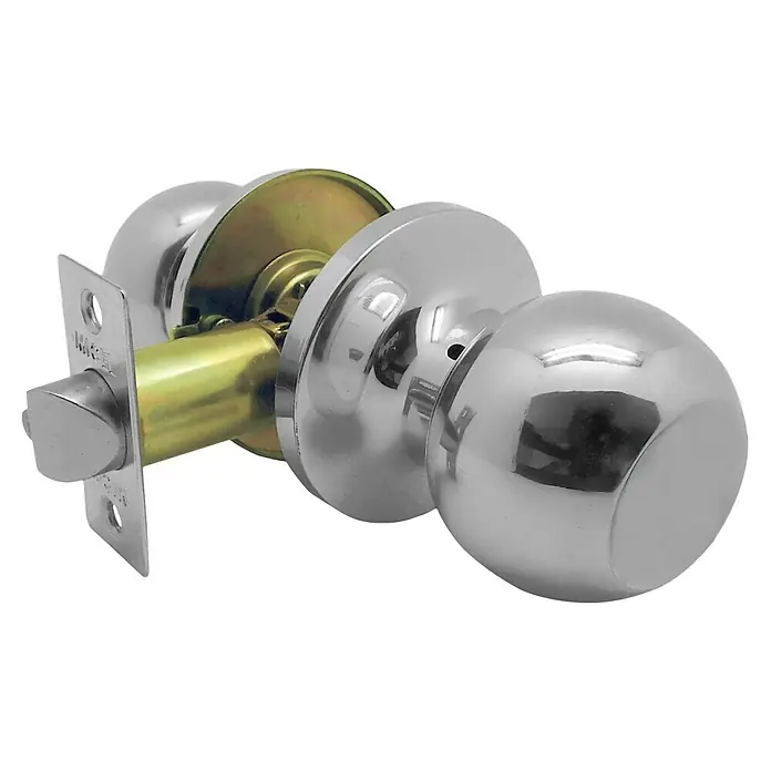Micel Brimic Pomo giratorio de paso - Acero inoxidable - Primer plano de un pomo de puerta cromado con detalles dorados, destacando su acabado brillante y diseño funcional.