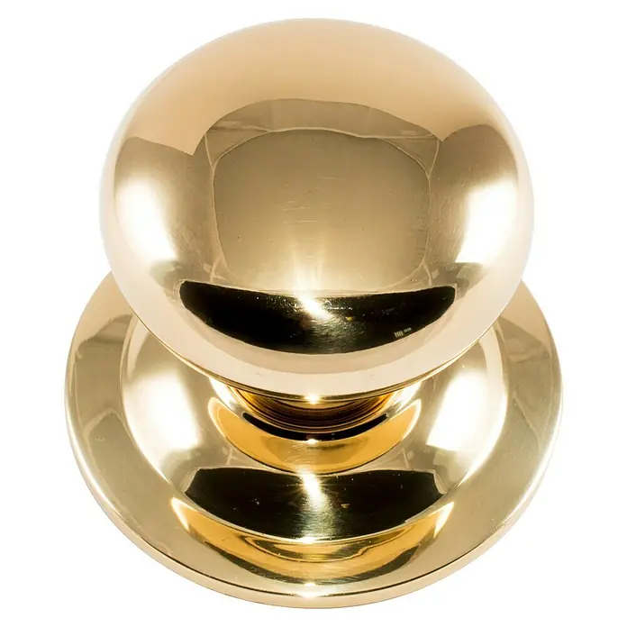Micel Pomo giratorio 10009 - Latón - Primer plano de un pomo de puerta esférico dorado, que encarna elegancia y funcionalidad. Ideal para interiores con estilo.