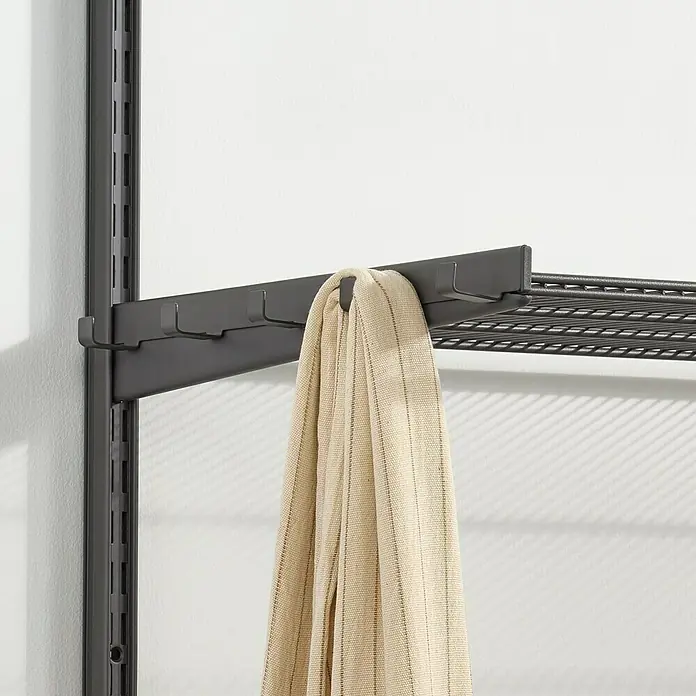 Elfa Décor+ by Elfa Hakenleiste - L x B x H: 4,6 x 41,1 x 3,6 cm, Anzahl Haken: 5 Stk., Grau matt - Nahaufnahme eines grauen Hängesystems mit einem Schal, der an einer Hakenleiste hängt, ideal für die Organisation von Kleidung und Accessoires.