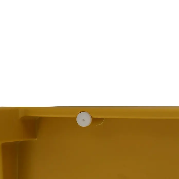 Siena Garden Urban Lights Gartenmöbel-Set Square Stuhl/LaneTisch - 5 -tlg., Polypropylen, Mustard/Anthrazit - Nahaufnahme eines gelben Produkts mit einer weißen Befestigung, die ein einfaches, aber funktionales Design zeigt.
