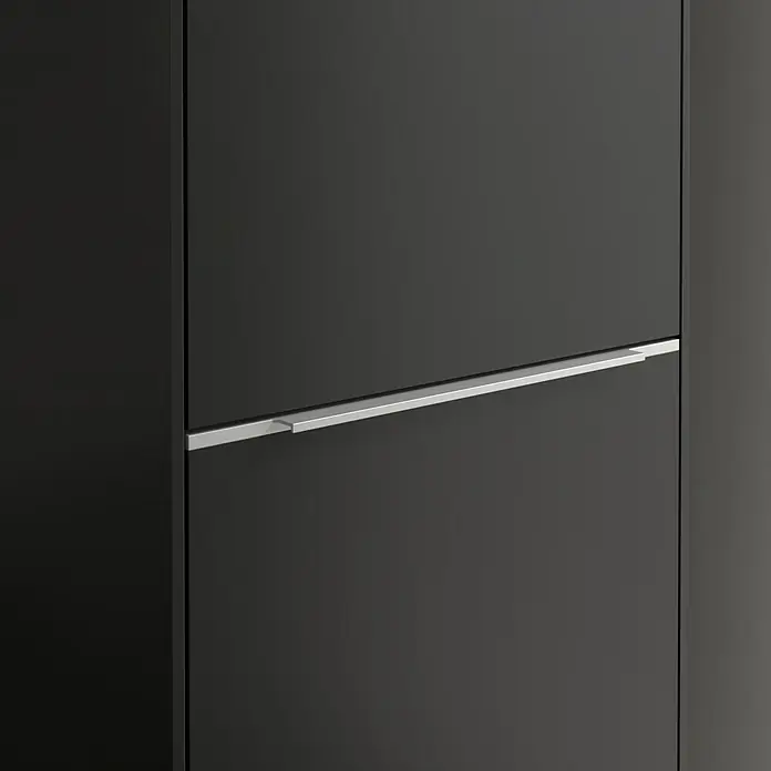 Villeroy & Boch Subway 3.0 Hochschrank - B x T x H: 40 x 36,2 x 171 cm, 1x Klappe mit Wäschekorb, 1x Tür, Volcano Black, Farbe Griff: Aluminium glänzend, DIN Anschlag: Rechts - Schwarze Schrankfronten mit einem langen, horizontalen, silbernen Griff. Das schlichte Design verleiht Eleganz und Modernität.