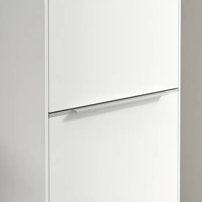 Villeroy & Boch Subway 3.0 Hochschrank - B x T x H: 40 x 36,2 x 171 cm, 1x Klappe mit Wäschekorb, 1x Tür, Pure White, Farbe Griff: Aluminium glänzend, DIN Anschlag: Rechts - Nahaufnahme eines weißen Schuhschranks mit einem eleganten, horizontalen Griff. Der Schrank besticht durch sein minimalistisches und modernes Design.