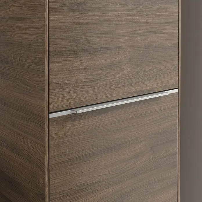 Villeroy & Boch Subway 3.0 Hochschrank - B x T x H: 40 x 36,2 x 171 cm, 1x Klappe mit Wäschekorb, 1x Tür, Arizona Oak, Farbe Griff: Aluminium glänzend, DIN Anschlag: Rechts - Detailaufnahme eines modernen Schuhschranks mit Griffen aus Holz und Metall. Zeitgemäße Schuhaufbewahrungslösung.