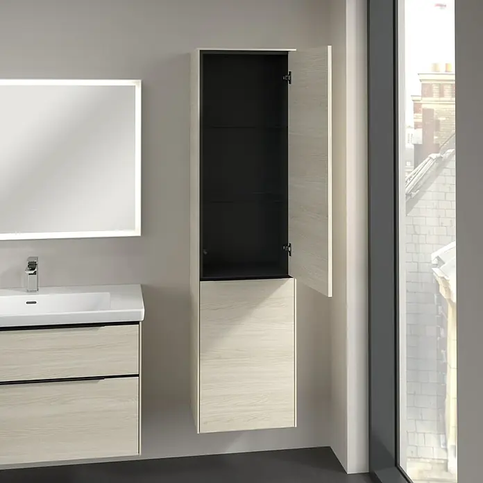 Villeroy & Boch Subway 3.0 Hochschrank - B x T x H: 40 x 36,2 x 171 cm, 1x Klappe mit Wäschekorb, 1x Tür, White Oak, Farbe Griff: Volcano black, DIN Anschlag: Rechts - Badezimmeraufnahme mit einem offenen, hochformatigen Badezimmerschrank in Holzoptik.