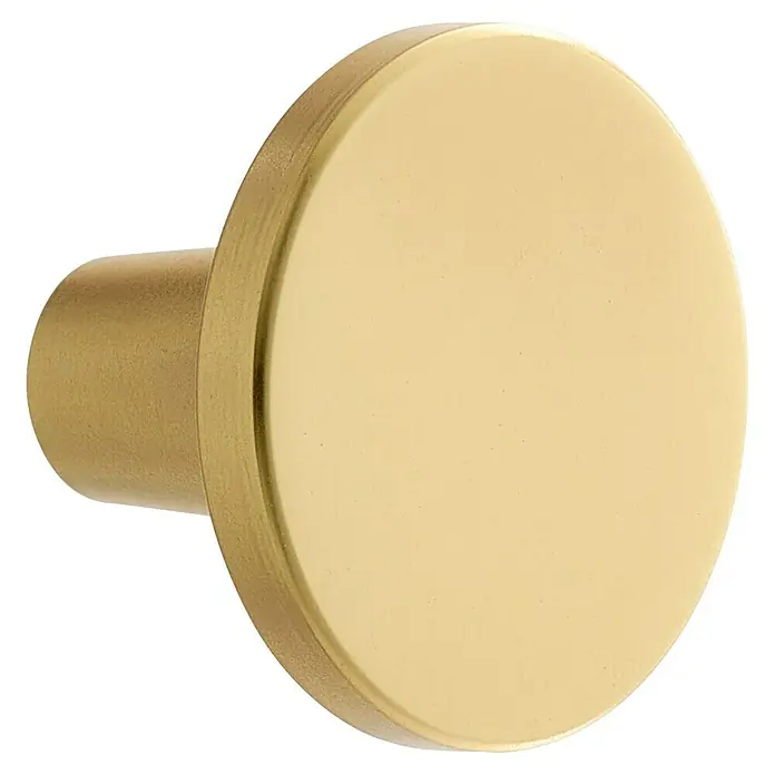 Elfa Décor+ by Elfa Möbelknopf - Ø x H: 2,5 x 1,9 cm, Messing - Nahaufnahme eines goldenen, kreisförmigen Möbelknopfes.