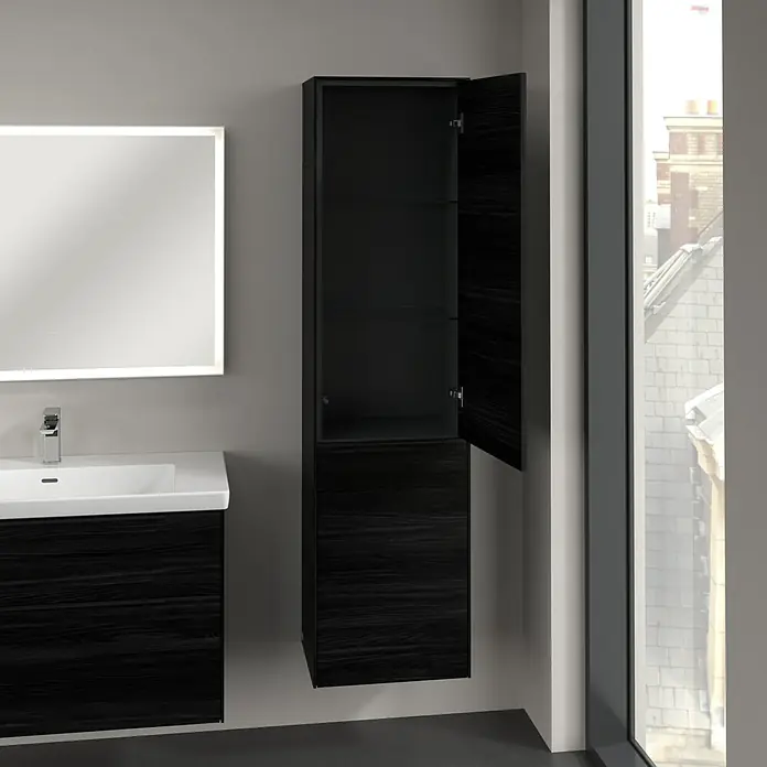 Villeroy & Boch Subway 3.0 Hochschrank - B x T x H: 40 x 36,2 x 171 cm, 1x Klappe mit Wäschekorb, 1x Tür, Black Oak, Farbe Griff: Volcano black, DIN Anschlag: Rechts - Badezimmer mit Waschbecken, Spiegel und offenem, hochschwarzem Holzschrank zur Aufbewahrung.