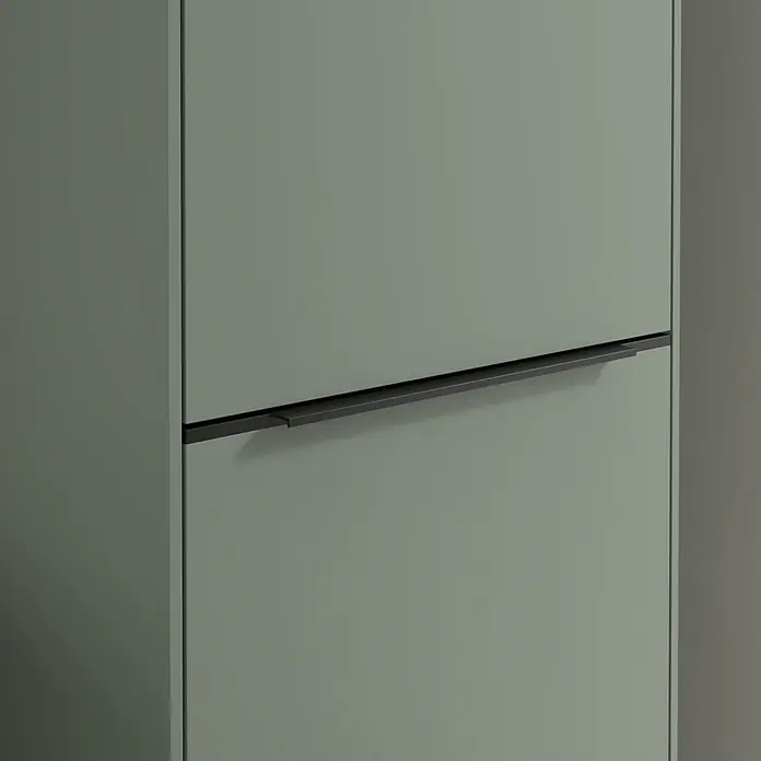 Villeroy & Boch Subway 3.0 Hochschrank - B x T x H: 40 x 36,2 x 171 cm, 1x Klappe mit Wäschekorb, 1x Tür, Soft Green, Farbe Griff: Volcano black, DIN Anschlag: Rechts - Detailaufnahme eines modernen, grünen Schranks mit einem eleganten, schwarzen Griff, der das minimalistische Design hervorhebt.