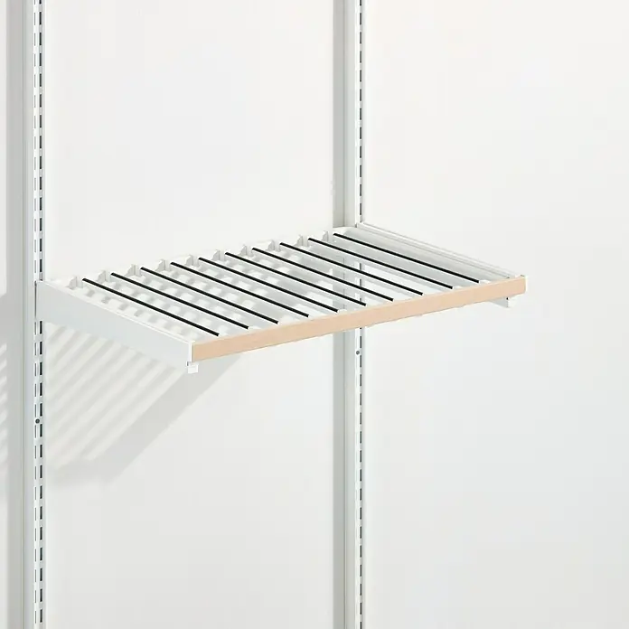 Elfa Décor+ by Elfa Hosenauszug - L x B x H: 40 x 60 x 3,5 cm, Matt weiß - Regalboden mit schmalen schwarzen Stäben und hellem Holzrahmen, der an einer weißen Wandhalterung befestigt ist.