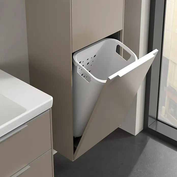 Villeroy & Boch Subway 3.0 Hochschrank - B x T x H: 40 x 36,2 x 171 cm, 1x Klappe mit Wäschekorb, 1x Tür, Taupe, Farbe Griff: Aluminium glänzend, DIN Anschlag: Rechts - Einbau-Wäschekorb in einem modernen Badezimmer. Praktische Lösung zur Aufbewahrung schmutziger Wäsche, integriert in die Badezimmermöbel.