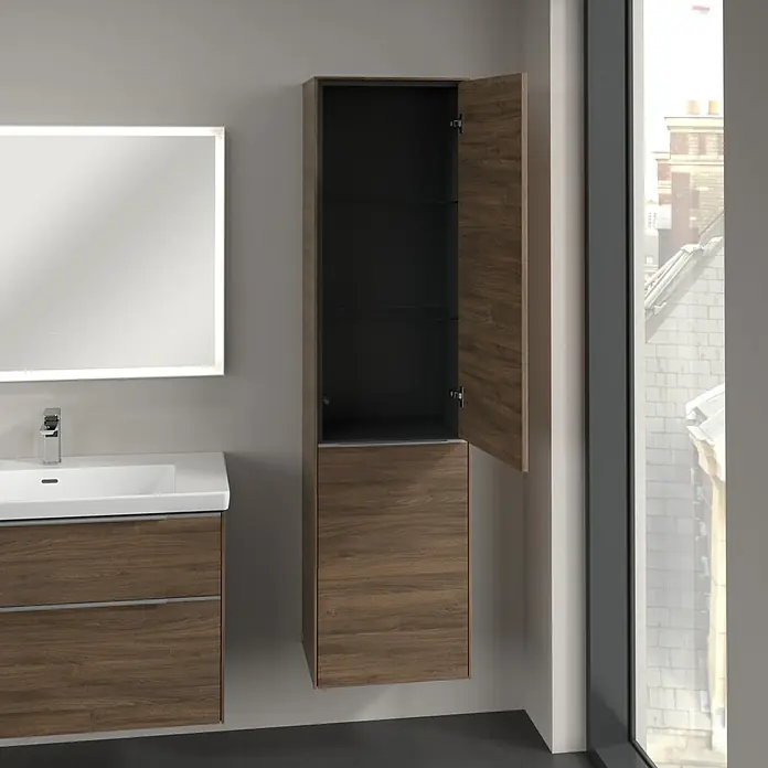Villeroy & Boch Subway 3.0 Hochschrank - B x T x H: 40 x 36,2 x 171 cm, 1x Klappe mit Wäschekorb, 1x Tür, Arizona Oak, Farbe Griff: Aluminium glänzend, DIN Anschlag: Rechts - Modernes Badezimmer-Interieur mit einem offenen Holzschrank zur Wandmontage und einem beleuchteten Spiegel über einem Waschtisch.