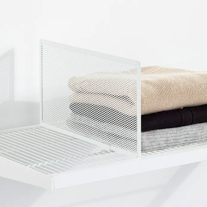 Elfa Décor+ by Elfa Regal trenner - L x B x H: 38 x 4 x 20 cm, Weiß matt - Ein weißer Regalteiler aus Metallgitter trennt gestapelte Kleidung auf einem Drahtregal und sorgt für Ordnung im Schrank.