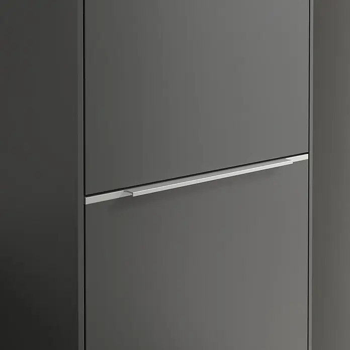 Villeroy & Boch Subway 3.0 Hochschrank - B x T x H: 40 x 36,2 x 171 cm, 1x Klappe mit Wäschekorb, 1x Tür, Graphite, Farbe Griff: Aluminium glänzend, DIN Anschlag: Rechts - Nahaufnahme eines modernen grauen Schranks mit einem eleganten, silbernen Griff, der das minimalistische Design des Möbels hervorhebt.