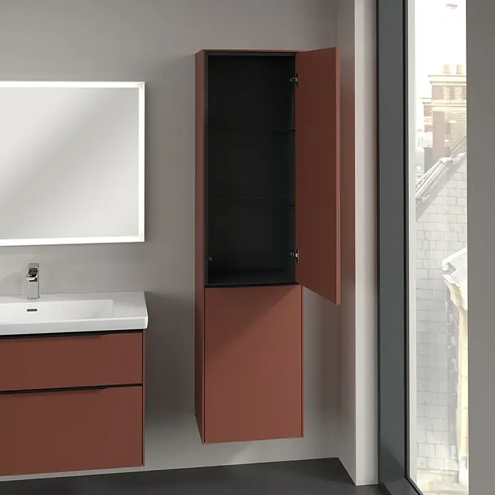 Villeroy & Boch Subway 3.0 Hochschrank - B x T x H: 40 x 36,2 x 171 cm, 1x Klappe mit Wäschekorb, 1x Tür, Wine Red, Farbe Griff: Volcano black, DIN Anschlag: Rechts - Modernes Badezimmer mit Waschbeckenunterschrank in Terrakotta und passendem offenen Hochschrank mit Glasböden und beleuchtetem Spiegel.