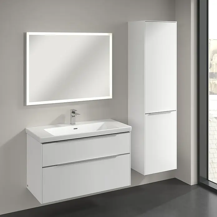 Villeroy & Boch Subway 3.0 Hochschrank - B x T x H: 40 x 36,2 x 171 cm, 1x Klappe mit Wäschekorb, 1x Tür, Pure White, Farbe Griff: Aluminium glänzend, DIN Anschlag: Rechts - Elegantes Badezimmer-Set mit Waschtischunterschrank, Aufsatzwaschbecken, LED-Spiegel und Hochschrank in Weiß.