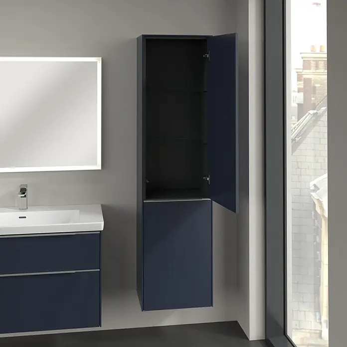 Villeroy & Boch Subway 3.0 Hochschrank - B x T x H: 40 x 36,2 x 171 cm, 1x Klappe mit Wäschekorb, 1x Tür, Marine Blue, Farbe Griff: Aluminium glänzend, DIN Anschlag: Rechts - Badezimmer-Hängeschrank in Marineblau mit offener Tür, um das Innere zu zeigen. Modernes Design, ideal für jedes Badezimmer.
