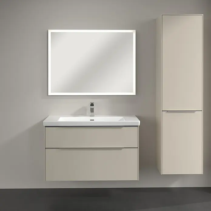 Villeroy & Boch Subway 3.0 Hochschrank - B x T x H: 40 x 36,2 x 171 cm, 1x Klappe mit Wäschekorb, 1x Tür, Cashmere Grey, Farbe Griff: Aluminium glänzend, DIN Anschlag: Rechts - Badezimmermöbel-Set mit Waschtisch, Spiegel mit Beleuchtung und Hochschrank in neutralen Farben.