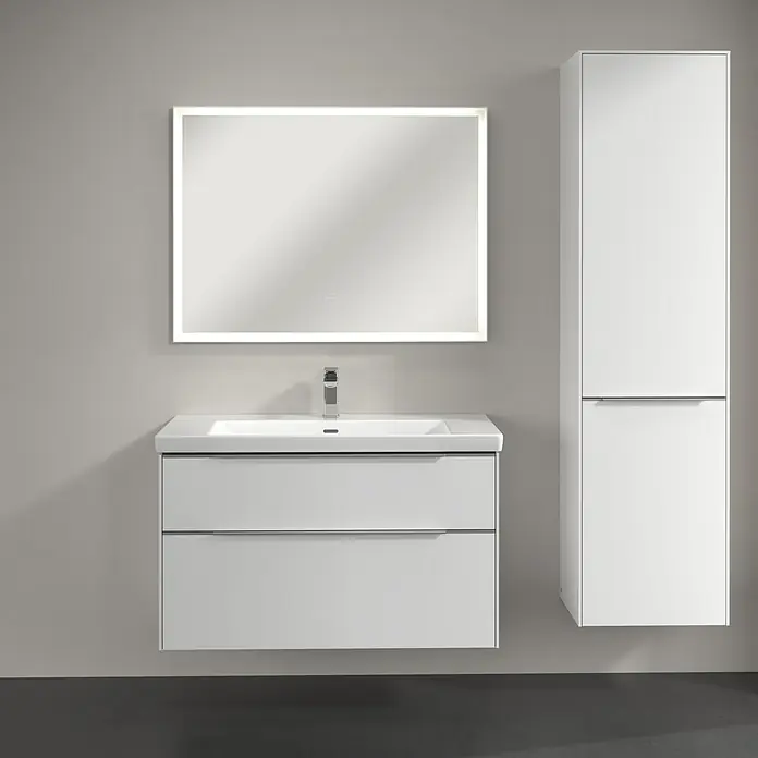 Villeroy & Boch Subway 3.0 Hochschrank - B x T x H: 40 x 36,2 x 171 cm, 1x Klappe mit Wäschekorb, 1x Tür, Pure White, Farbe Griff: Aluminium glänzend, DIN Anschlag: Rechts - Elegantes Badezimmer-Set mit einem Unterschrank mit Waschbecken, einem beleuchteten Spiegel und einem passenden Hochschrank in Weiß.