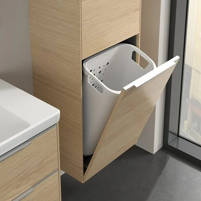 Villeroy & Boch Subway 3.0 Hochschrank - B x T x H: 40 x 36,2 x 171 cm, 1x Klappe mit Wäschekorb, 1x Tür, Nordik oak, Farbe Griff: Aluminium glänzend, DIN Anschlag: Rechts - Ein Wäschesammler aus Holz ist in ein Badezimmermöbel integriert. Er bietet eine stilvolle Lösung für die Wäscheaufbewahrung im Bad.