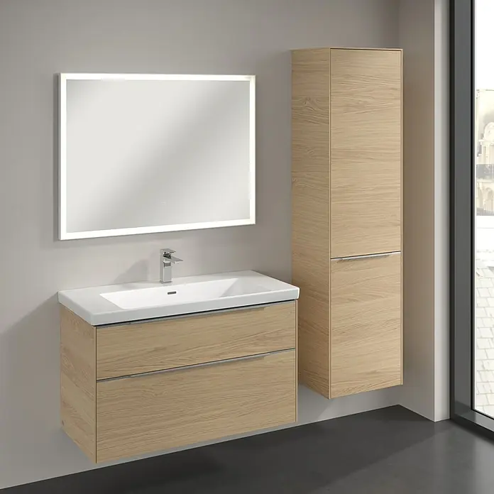 Villeroy & Boch Subway 3.0 Hochschrank - B x T x H: 40 x 36,2 x 171 cm, 1x Klappe mit Wäschekorb, 1x Tür, Nordik oak, Farbe Griff: Aluminium glänzend, DIN Anschlag: Rechts - Ein modernes Badezimmer-Ensemble mit einem Waschtischunterschrank in Holzoptik, einem Spiegelschrank mit Beleuchtung und einem passenden Hochschrank.